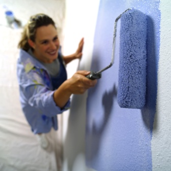 Латексная краска для стен и потолков: что это, особенности, разновидности и технология применения.