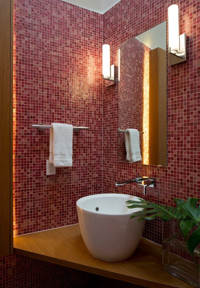 красная мозаичная плитка в ванной