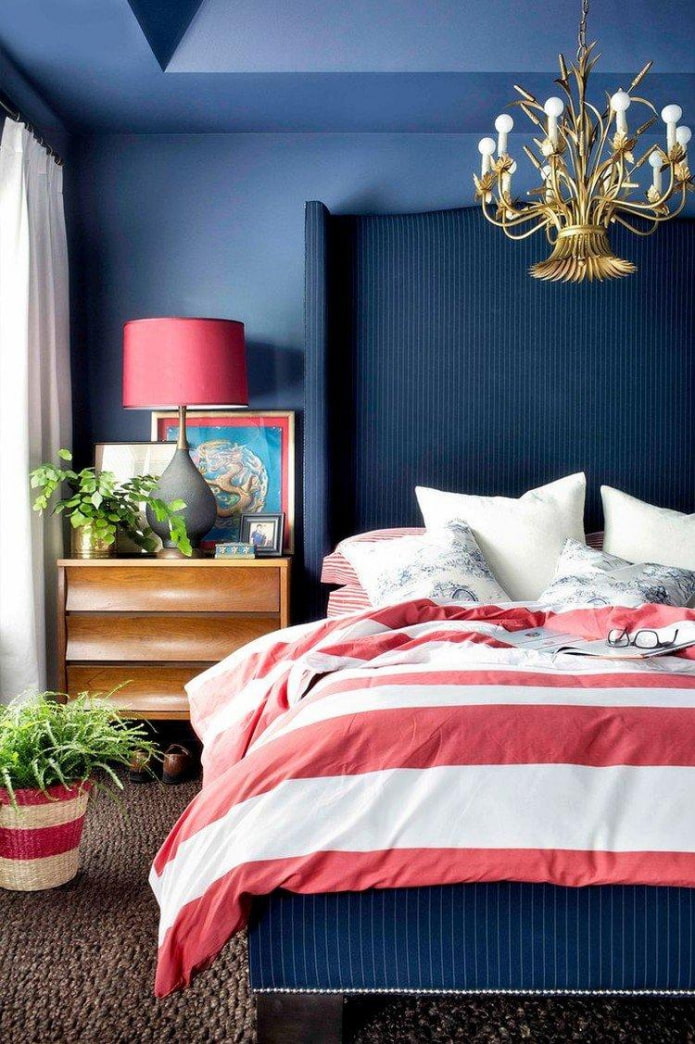 синяя спальня с красными акцентами