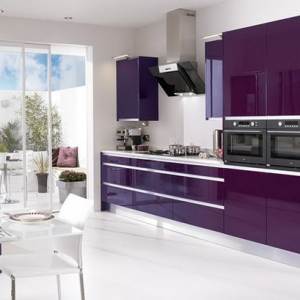 Глянцевая фиолетовая кухня с белым
