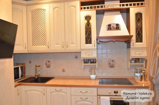 Белая кухня из массива и бежевый керамический фартук