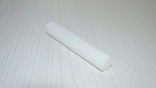 Обычно карандаши белого цвета, не имеют сильного запаха, не осыпаются