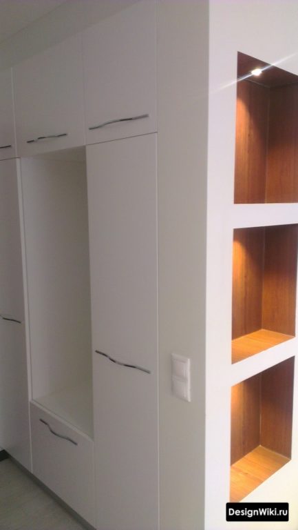 Встроенный белый шкаф с местом для сидения в небольшой прихожей