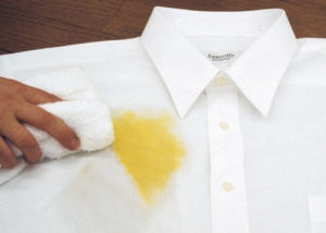 Чем отстирать жирное пятно на одежде (свежее, старое) в домашних условиях: список рецептов, которые можно использовать и несколько советов по стирке