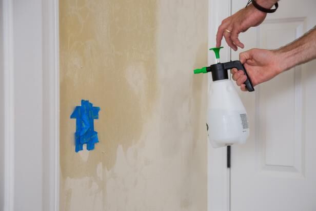 Как легко и быстро снять старые обои со стены, чем очистить флизелиновые, моющиеся, жидкие и другие с гипсокартона, дерева в домашних условиях?