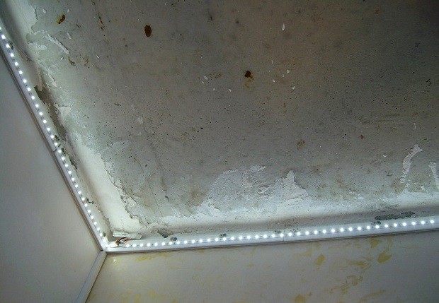 Установка светодиодной ленты под натяжным потолком