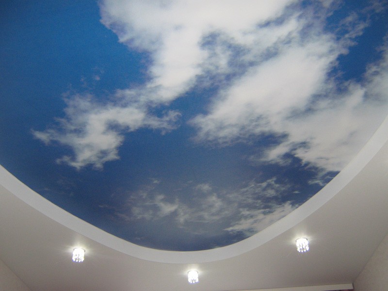Натяжные потолки с облаками