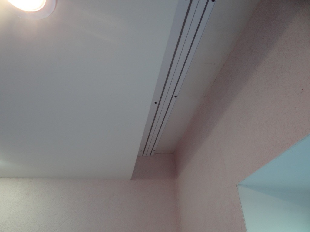 Скрытая ниша для потолочного карниза в натяжном потолке