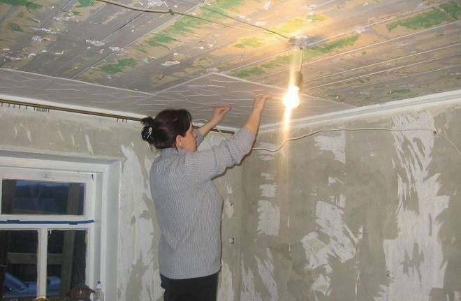 Как поклеить плитку на потолок