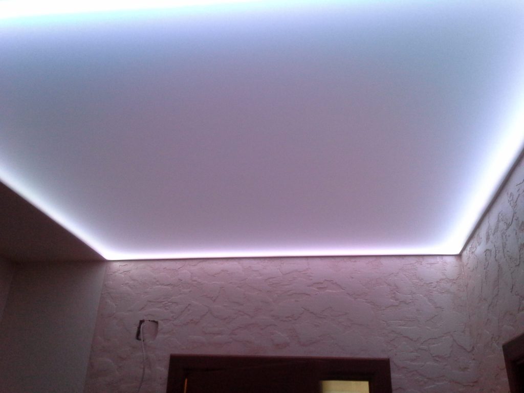 Красивый натяжной потолок с подсветкой фото