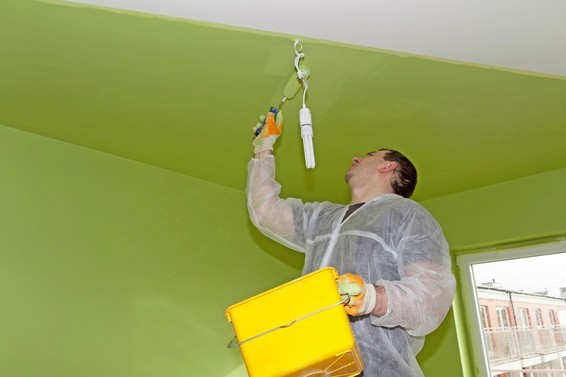 Процесс покраски потолка
