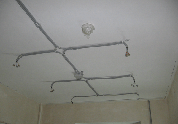 Проводка на потолке основные правила монтажа