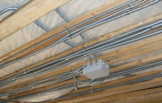 Проводка в потолке из дерева в металлической гофре