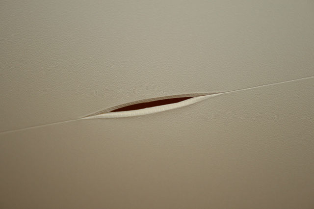 Разрыв полотна по шву на натяжных потолках