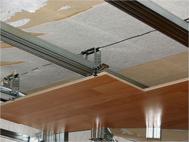 Как закрепить ламинат на потолок