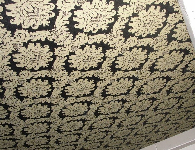 Текстильные обои на потолок