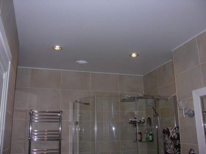 Матовый натяжной потолок в ванной