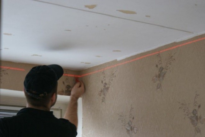 Подготовка поверхности и разметка потолка