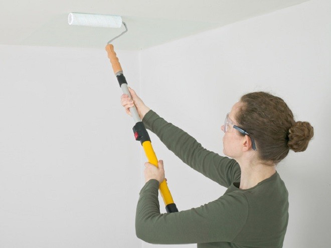 как правильно красить потолок