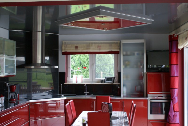 Натяжной потолок на кухне -100 лучших фото - вариантов в интерьере