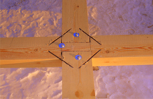 Соединение балок уложенных крест-накрест