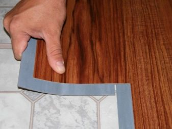 Кварцвиниловая плитка для пола: особенности материала и способ укладки