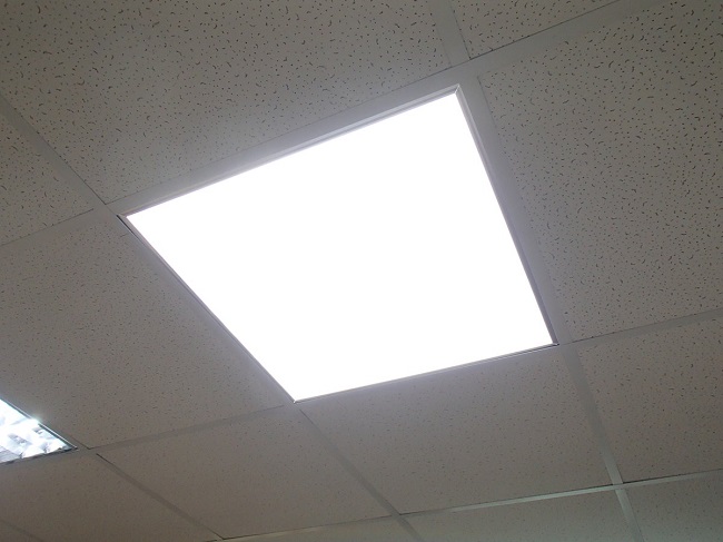 светодиодная панель в потолке армстронг