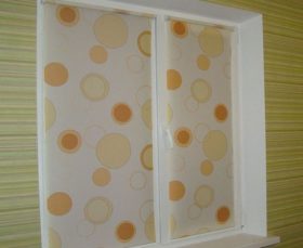 Тканевые рулонные жалюзи на пластиковом окне - фото